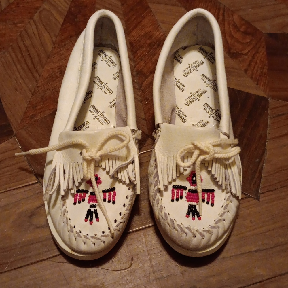 NWOB MINNETONKA WHITE MOCCASIN 6 1/2